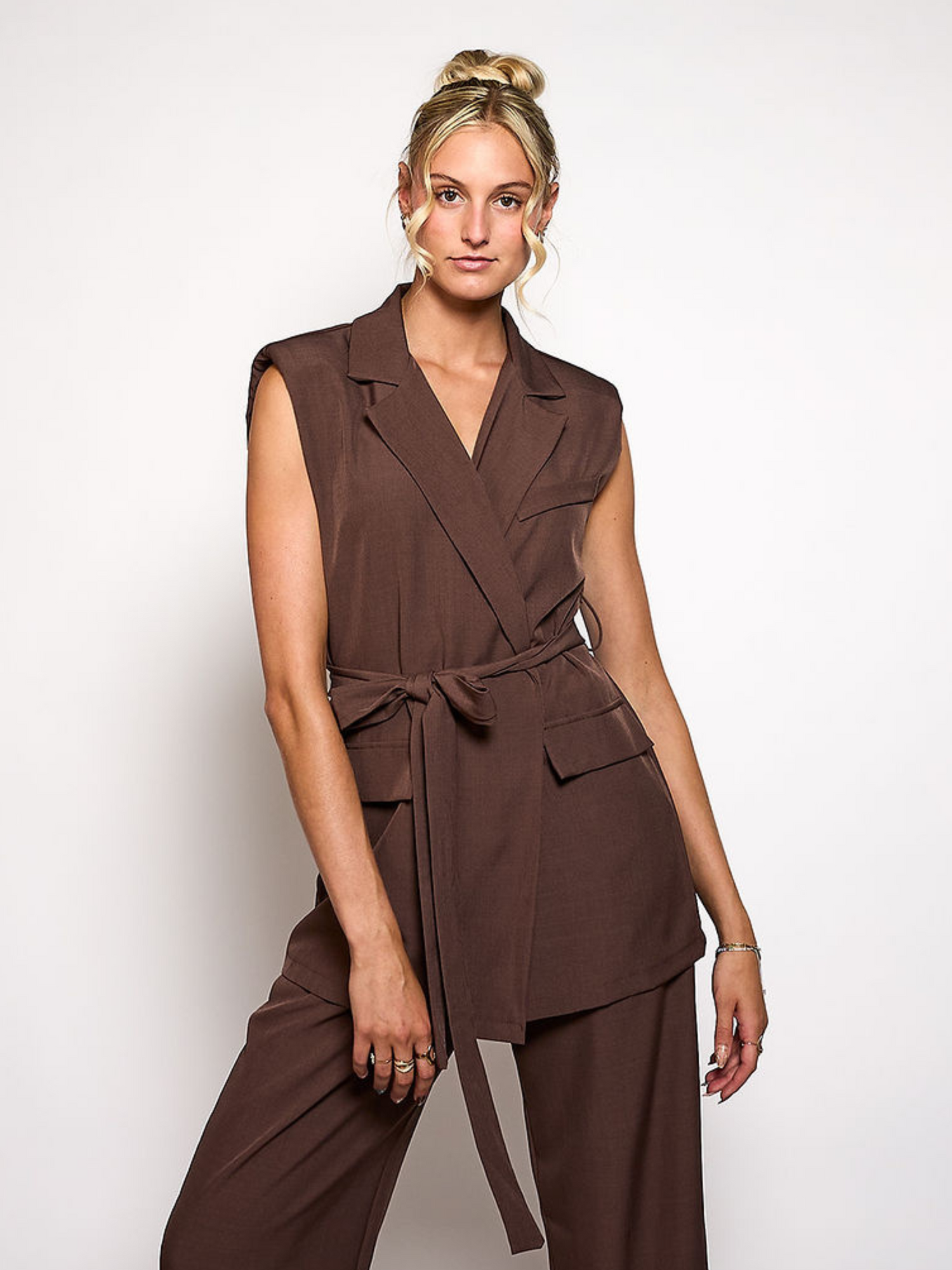 Loes gilet met ceintuur | Bruin | Tall