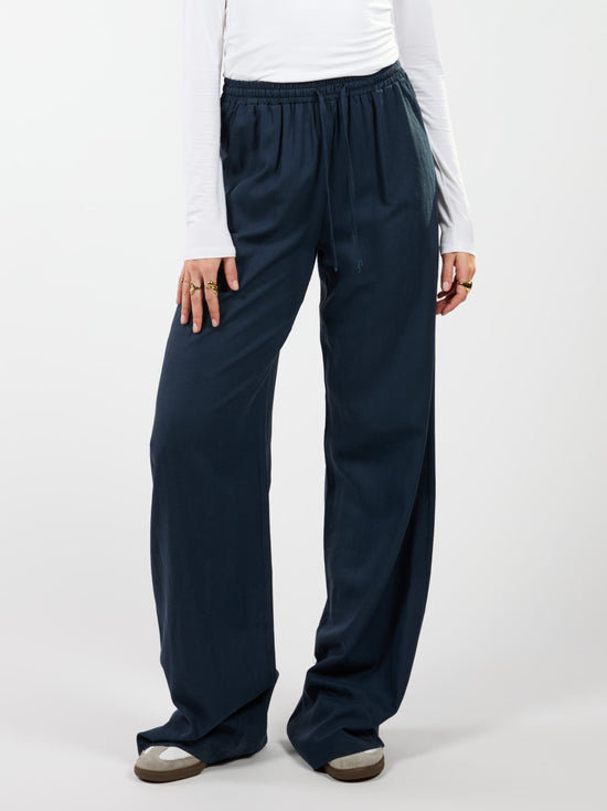 Linnen Broek Navy Tall De Perfecte Linnen Broek Voor Lange Meiden linnen-broek-navy-tall-de-perfecte-linnen-broek-voor-lange-meiden