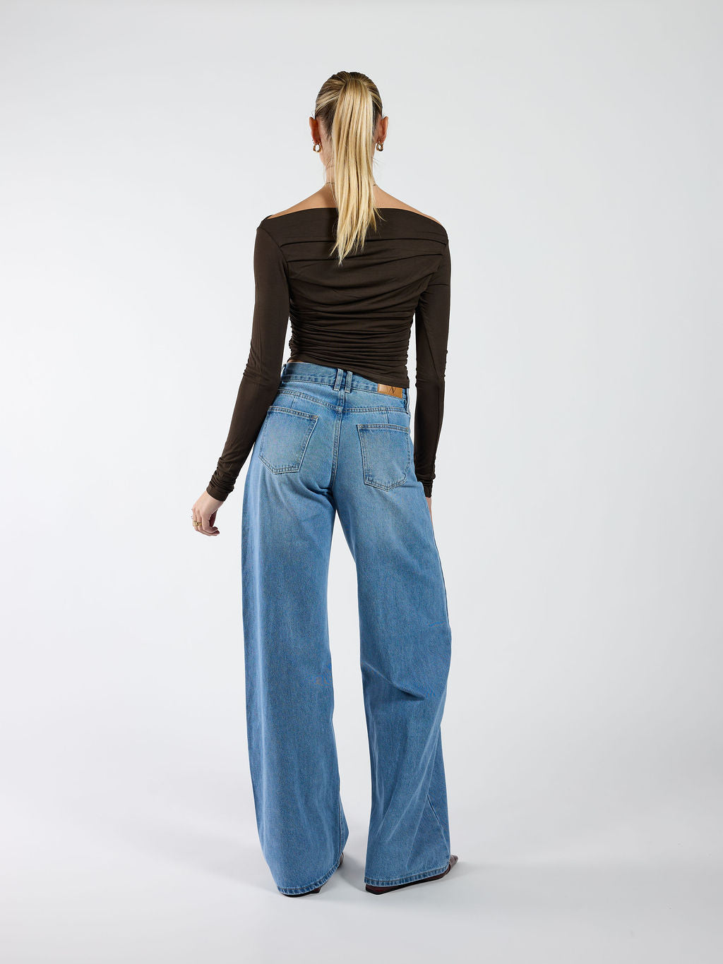 Off shoulder tops zijn hét veelzijdige item in je kast Off shoulder tops zijn hét veelzijdige item in je kast